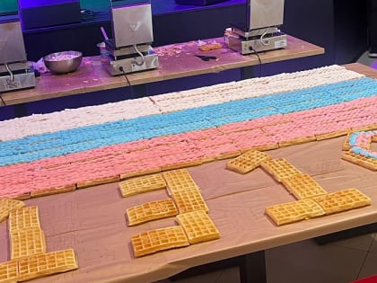 Гигантский десерт из 131 вафли в триколоре испекли в Новосибирске