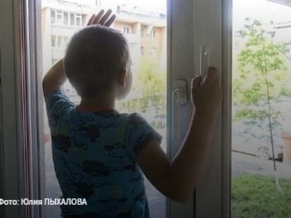 6-летнюю девочку нашли с травмами под окнами трехэтажки