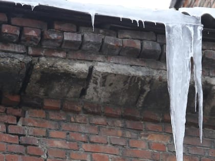 Услышал шум – прижмись к стене: спасатели дали советы в оттепель