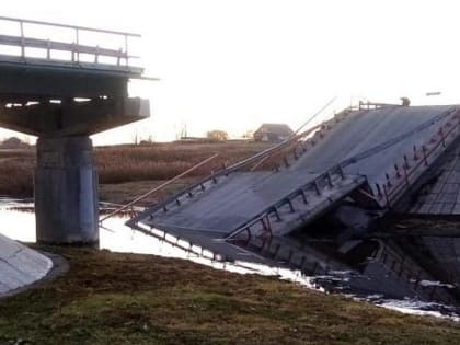 Движение большегрузов запретили через Базово после обрушения моста