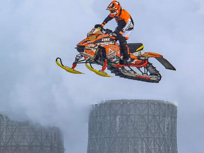 Гонки на снегоходах прошли в Новосибирске: 20 ярких фото