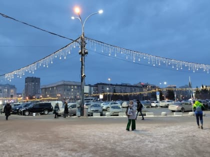 Мэр Новосибирска распорядился вовремя менять перегоревшие лампочки в гирляндах