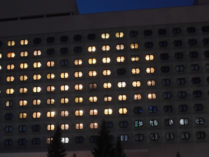 Гигантское сердце засияло на фасаде отеля в центре Новосибирска