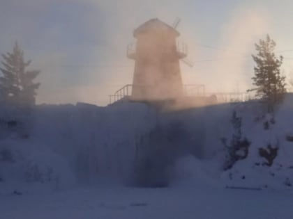 Живописную мельницу построили на популярном водопаде под Новосибирском