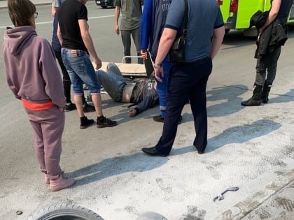 Рядом с новосибирской облбольницей сбили байкера