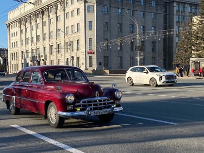 Колонна ретроавтомобилей проехала по Красному проспекту: фото