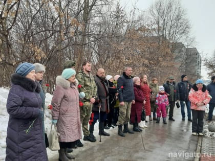 В микрорайоне ОбьГЭС возложили цветы в память о погибших воинах