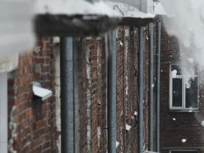 Снег с крыши пятиэтажки упал на женщину с ребёнком в Новосибирске