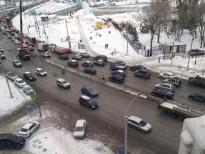 Бетонными блоками перегородили пешеходный переход на Немировича-Данченко