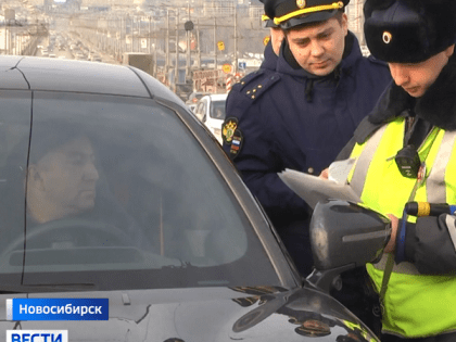 Новосибирские госавтоинспекторы вышли на борьбу с тонированными машинами