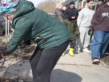 Череда весенних субботников стартовала с карманного парка на Колхидской