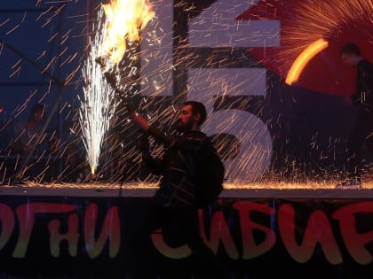 «Огни Сибири»: на Михайловской набережной «зажгли» факиры-виртуозы