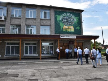 Школы в Усть-Тарском районе обновят по поручению губернатора
