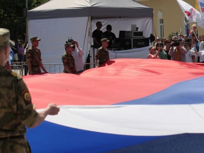 Гигантский триколор развернули в Центральном парке Новосибирска 12 июня