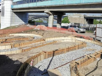На Михайловской набережной спустя два года начали восстанавливать пандус