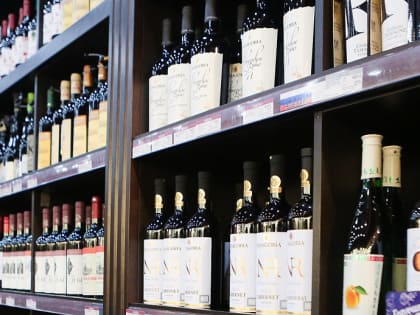 Новосибирский губернатор разрешил продавать алкоголь в микрорайоне Щ