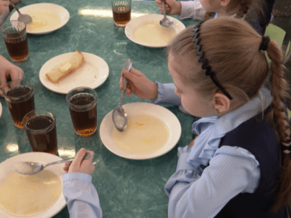 Областные власти взяли на особый контроль школьное питание детей участников СВО