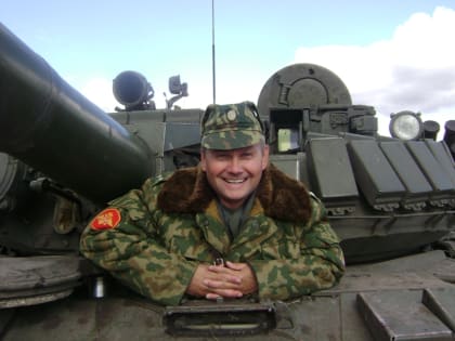 Проректор НГУЭУ Владимир Ромашин поздравляет с Днем защитника Отечества