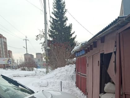 Таксист на Datsun протаранил ворота частного дома, уходя от столкновения с Toyota Ipsum в Бердске