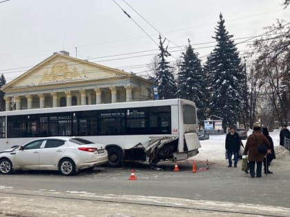 В Новосибирске автомобиль сбил пешехода и врезался в автобус с пассажирами