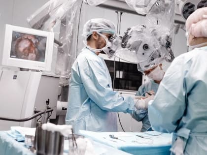 Подростка с опухолью в голове спасли врачи клиники Мешалкина