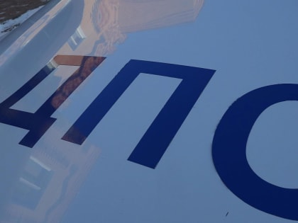 Мужчина угнал иномарку у бани в Новосибирске и врезался в гору снега