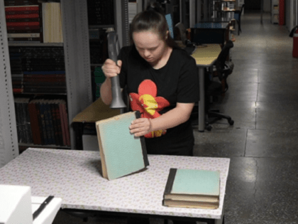 Новосибирцы с синдромом Дауна пылесосят книги в библиотеке