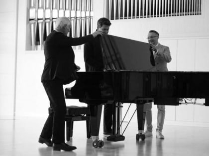 Пианист-вируоз выступил на сцене обновленного Большого зала Новосибирской консерватории накануне его открытия