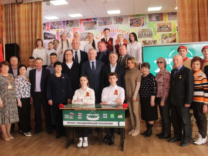 Губернатор Андрей Травников открыл «Парту героя» в школе № 11 Искитима