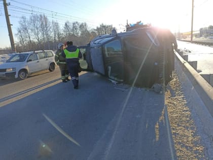На выезде из Бердска перевернулся БМВ – у машины лопнуло колесо
