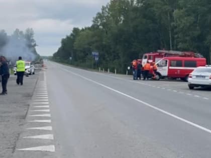 Бочки с алюминиевой пудрой рассыпались по трассе в ДТП с грузовиком