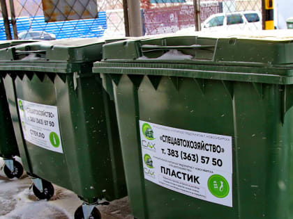 Припаркованные машины мешают мусоровозам подъехать к бакам во дворах