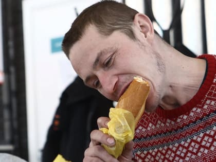 15 парней наелись хот-догов на чемпионате в Новосибирске