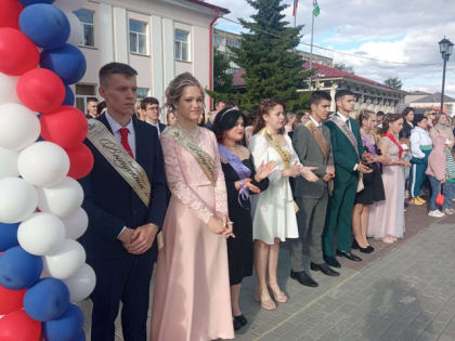 Час выпускника собрал куйбышевцев на площади 23 июня