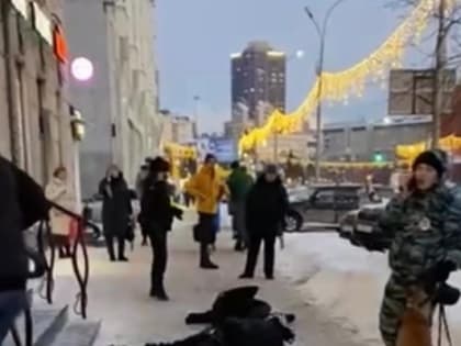 Выпавший из окна в центре Новосибирска и его жертва погибли