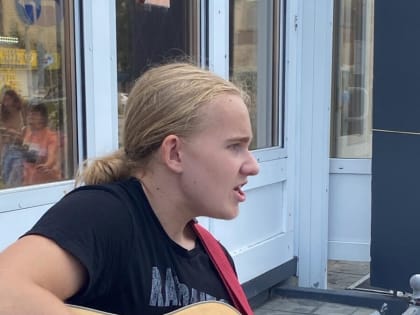 Юный актёр из Бердска поёт песни под гитару, собирая деньги бойцам на СВО