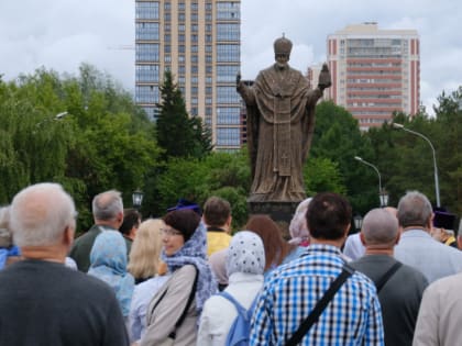 Памятник святителю Николаю Чудотворцу открыли возле цирка в Новосибирске