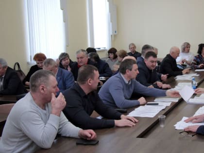 Коченёвские пчеловоды обсудили с депутатами массовую гибель пчёл