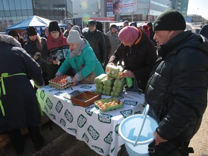 Новосибирцы ринулись за яйцами к Пасхе на продовольственную ярмарку