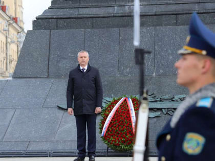 В Минске губернатор Новосибирской области возложил цветы к Монументу Победы