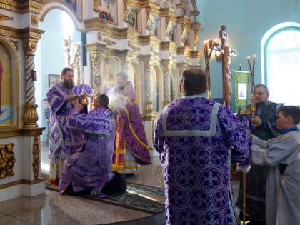 Архиерейская Литургия  в Крестопоклонную Неделю в Троицком соборе р. п. Ордынское (видео)