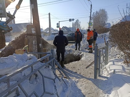 Из-за дефекта водопроводной трубы в Бердске раскопали перекрёсток Островского-Суворова