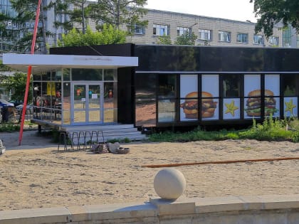 Стеклянный ресторан начали сносить у фонтана в Первомайском сквере