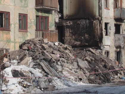 Уцелевшие подъезды дома на улице Линейной в Новосибирске могут рухнуть