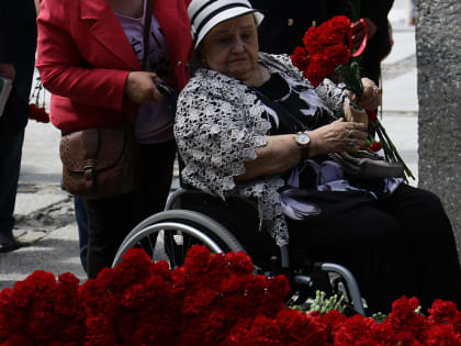 Новосибирцы возложили цветы к Вечному огню в День памяти и скорби