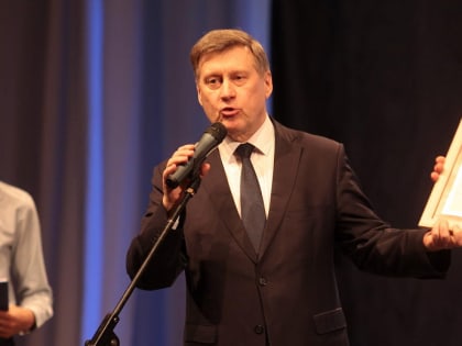 Мэр Локоть поздравил с 75-летием одну из старейших школ искусств