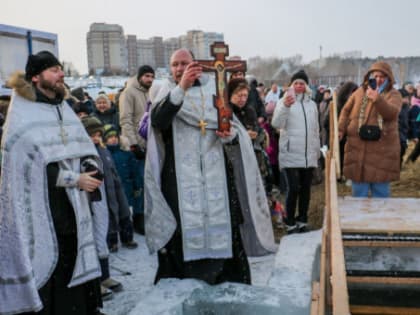 Почти 1000 бердчан и гостей города окунулись в купель в Бердском заливе на Крещение