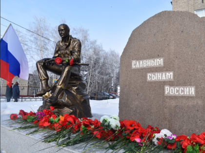 В р.п. Краснозерское у памятника «Славным Сынам России» прошел митинг «Во имя жизни»