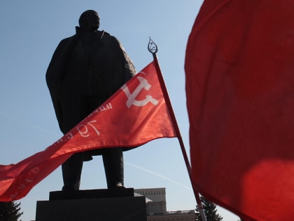В Новосибирске возложили цветы к памятнику Ленину в день его рождения