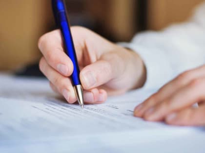 Заявление о возврате излишне уплаченной государственной пошлины подается в налоговый орган по месту учета